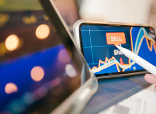 Operador de varios mercados estudiando alternativas en forex, Bitcoin y Ethereum