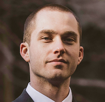 Thomas Whitfield, retrato de un analista de trading especializado en el mercado cripto